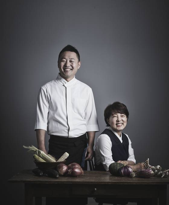 우리음식을 연구하는 온지음 맛공방에서 고려시대 대표 음식들을 재현했다. 온지음 박성배, 조은희 셰프. [사진 아름지기]