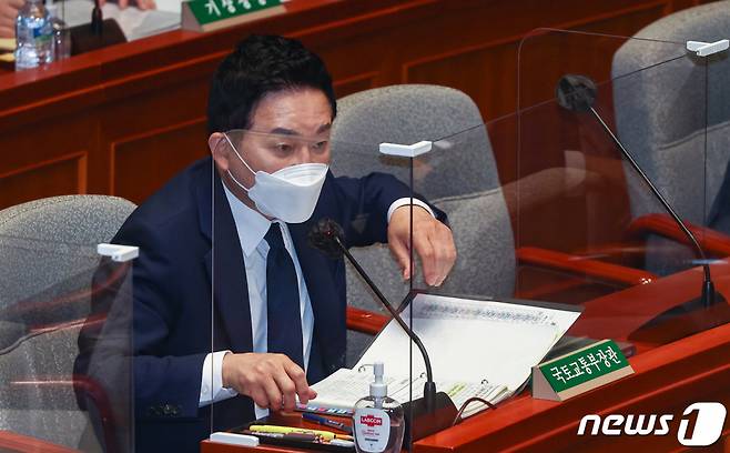 (서울=뉴스1) 이재명 기자 = 원희룡 국토교통부 장관이 2일 오전 서울 여의도 국회에서 열린 예산결산특별위원회 전체회의에서 의원 질의에 답변하고 있다. (공동취재) 2022.9.2/뉴스1  Copyright (C) 뉴스1. All rights reserved. 무단 전재 및 재배포 금지.