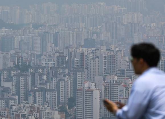 주담대 최고금리가 다시 7%에 육박했다. 사진은 서울 남산타워에서 바라본 아파트 단지의 모습./사진=뉴스1