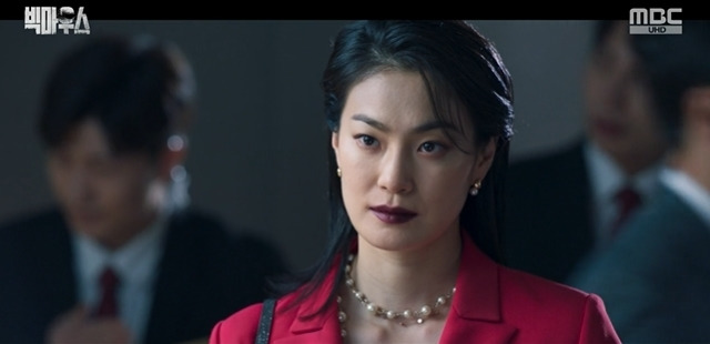 Ok Ja-yeon, who had been ignoring the research conducted in the Hospital lab, has become black from the drug scandal.In the 11th episode of MBCs Golden Earth Drama Big Mouth (playplayed by Kim Ha-ram/director Oh Chung-hwan and Bae Hyun-jin), which was broadcast on September 2, Hyun Joo-hee (Ok Ja-yeon) blackened.Drugs were detected in the blood of Hyun Joo-hee (Ok Ja-yeon), who was involved in a traffic accident last time.Gong Ji-hoon (Yang Kyung-won), who guessed that Big Mouths retaliation began as soon as he saw the news, and took out the results of the drug reaction test through Choi Jung-rak (Jang Hyuk-jin), said, Hyeon Joo-hee was detected with drugs.Please report as loudly as possible, he told his own media company.Hyun Joo-hee, who woke up, was angry when he confirmed that the drug driver was reported alone in the media of Gong Ji-hoon as a provocative headline called drug addiction.Hyun Joo-hee was interested in the underground laboratory where Gong Ji-hoon and the VIP trio were paying attention, and went directly to the lab for the first time after becoming the director.After that, Hyun Joo-hee returned to his face with a shocked face. Then he told Husband Choi Do-ha (Kim Joo-heon) I went to the underground laboratory.It is a very secret place that only a few people go in and out of our Hospital. Professor Seo Jae-yong (Park Hoon-bun) was in charge of it.I want you to be a well-respected politician, not to be contaminated with dirt, but to be as clean as you are now, he said.