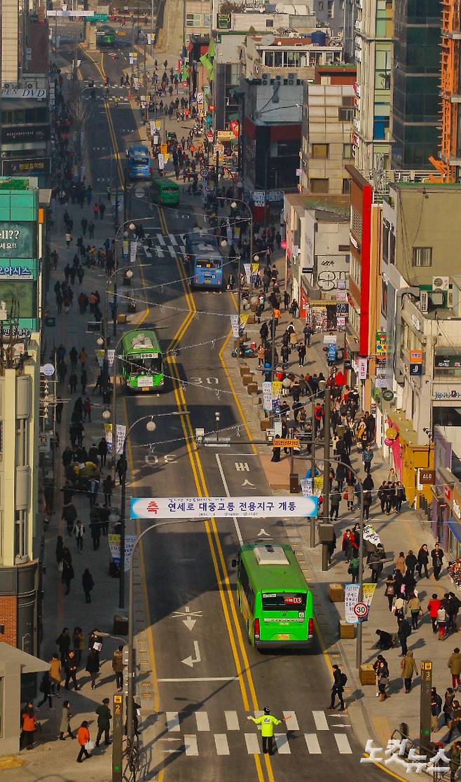 2014년 4월 6일 오후 개통된 서울 신촌 연세로 '대중교통전용지구' 시행 모습. 자료사진