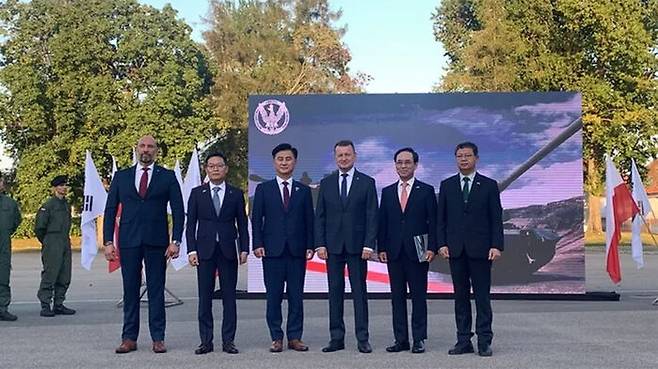 K2와 K9 1차 본계약 체결식 직후 폴란드 국방장관, 우리 업체 대표들, 방사청장, 국방부 전력자원실장이 기념촬영을 하고 있다.