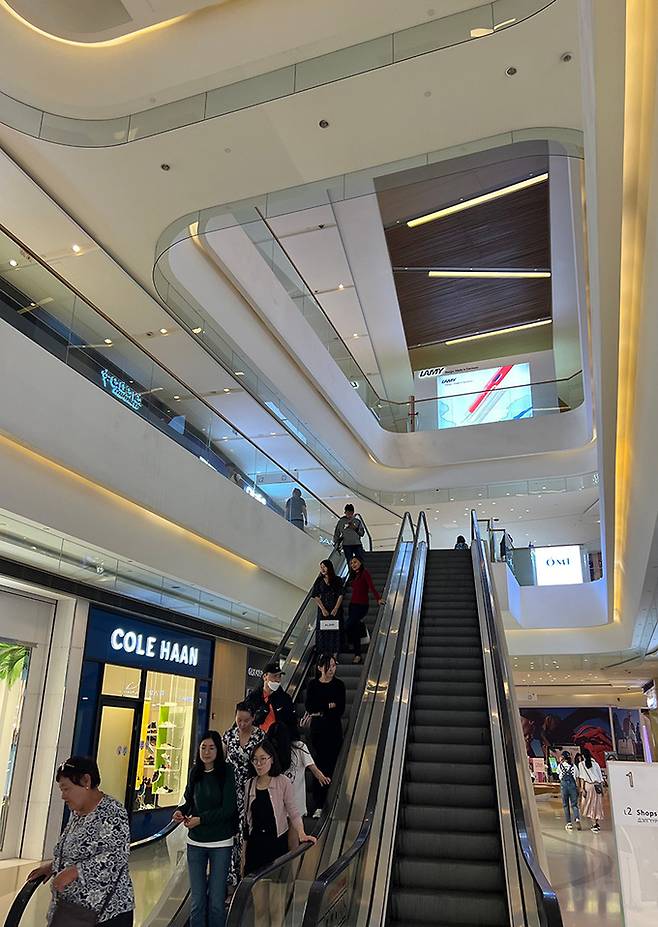 쇼핑몰. 현대적인 건물에 외국 브랜드가 눈에 띄기도 하지만 매력적이지 않다. 몽골의 최대 수출품인 캐시미어 상품과 몇 가지 수공업 제품을 제외하면 열악하다.