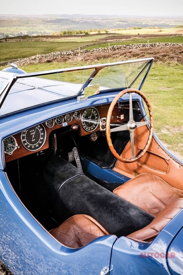 아늑한 실내, 낮은 좌석