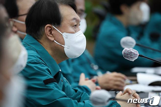 윤석열 대통령이 4일 오후 용산 대통령실 위기관리센터에서 제11호 태풍 '힌남노' 대비상황 점검회의를 열어 태풍 진행상황과 전망, 정부의 대비상황에 대한 종합보고를 받고 있다. (대통령실 제공) 2022.9.4/뉴스1 ⓒ News1 안은나 기자