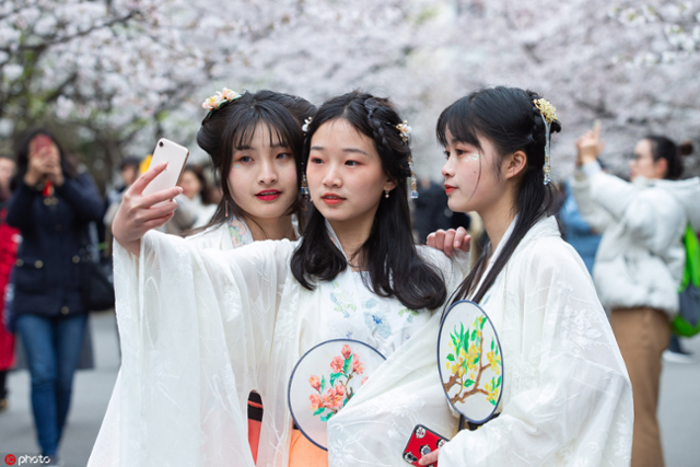 지난 3월 중국 난징에서 열린 한푸 축제에 참가한 중국의 젊은이들이 한푸 차림으로 사진을 찍고 있다. 2015년 약 370억 원이었던 중국의 한푸 시장은 지난해 1조9,700억 원을 기록하며 급성장하고 있다. 차이나데일리 화면 캡처