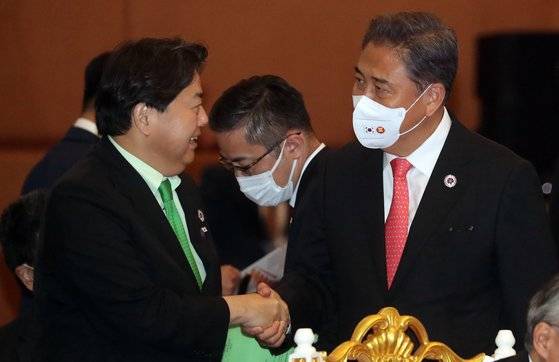 지난 3일 한일 미래대화 포럼 영상축사에서 드러난 한일 외교장관의 발언엔 미묘한 온도차가 감지됐다. 박진 외교부 장관이 속도감 있는 관계 개선과 현안 협의를 강조한 반면, 하야시 요시마사 일본 외무상은 소통의 중요성을 언급하면서도 일본이 과거사 문제에 대해 '일관된 입장'임을 강조했다. 사진은 지난달 캄보디아 프놈펜 소카호텔에서 열린 아세안+3(한중일) 외교장관회의에서 만나 인사를 나누는 박 장관과 하야시 외무상. [연합뉴스]