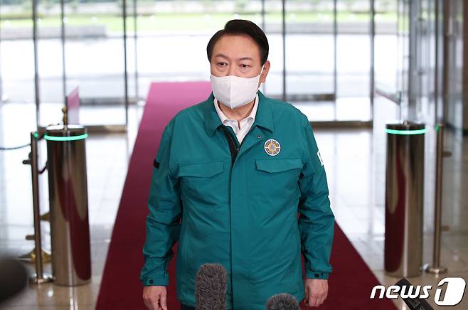 윤석열 대통령이 제11호 태풍 힌남노가 북상하고 있는 5일 오전 민방위복을 입고 용산 대통령실에서 기자들과 출근길 문답(도어스테핑)을 하고 있다. 2022.9.5/뉴스1 ⓒ News1 안은나 기자