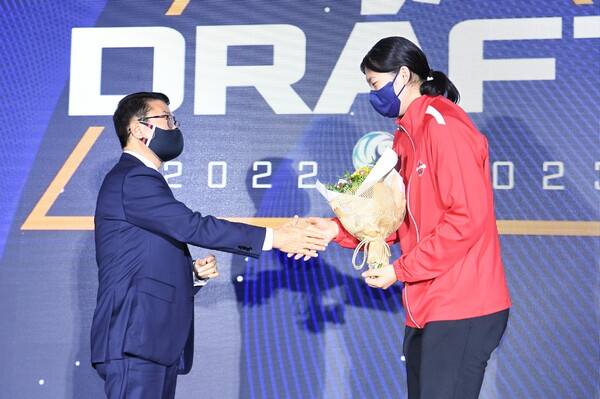 페퍼저축은행의 김형실(왼쪽) 감독과 지명을 받은 어르헝. ⓒKOVO