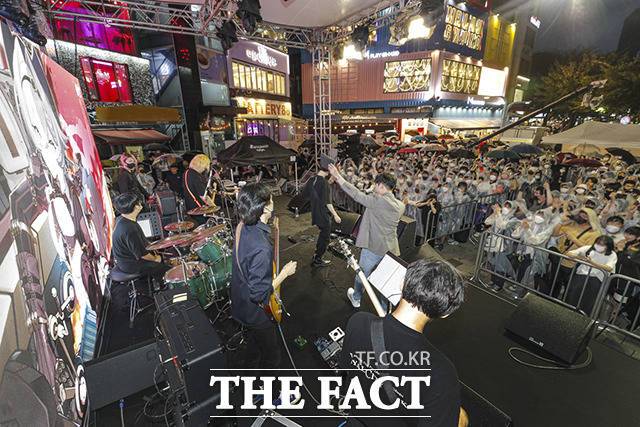 글로벌 인터랙티브 엔터테인먼트 브랜드 호요버스(HoYoverse)의 온라인 액션 RPG '붕괴3rd' 출시 5주년 기념 '빌브이's 마술쇼!'가 4일 서울 마포구 홍대 걷고 싶은 거리에서 열린 가운데 공연이 펼쳐지고 있다./호요버스 제공