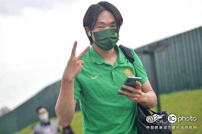 중국 프로축구 1부 리그(CSL) 클럽 베이징 궈안 소속 강상우 선수가 훈련장으로 향하는 모습. /베이징 궈안