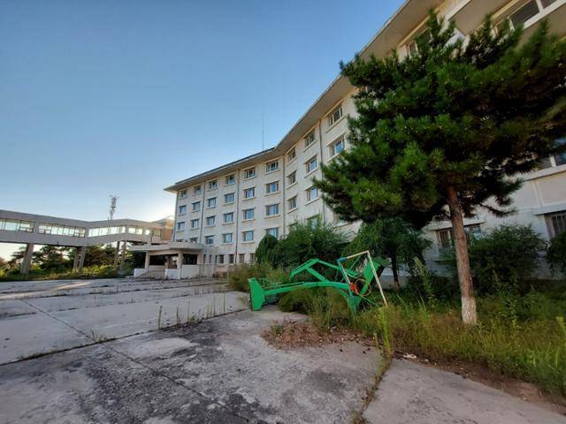 3일 중국 옌볜조선족자치주 옌지에 위치한 옌볜과학기술대학 내 교정. 중국 당국 방침에 따라 지난해 폐교된 뒤 제대로 관리되지 않아 너저분한 모습이다. 옌지=조영빈 특파원