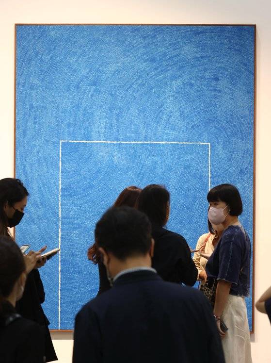 프리즈에서 국제갤러리가 선보인 김환기의 1973년 회화 ‘고요’. 한국 미술의 자존심을 보여주듯 전면을 장식했다. 2017년 4월 케이옥션 경매에서 65억 5000만원에 낙찰된 작품이다. [연합뉴스]