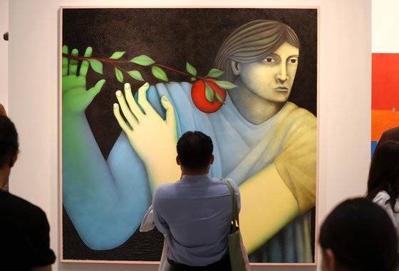 프리즈에서 작품을 보는 관람객. [연합뉴스]