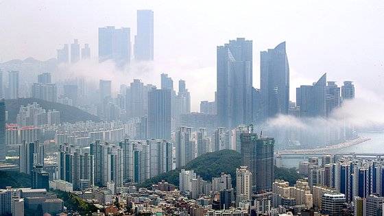 지난 7월 15일 부산 연제구 황령산에서 바라본 해운대구 마린시티 부근에 해무가 짙게 꼈다. 고층 빌딩 주변에서는 풍속이 크게 높아지는 빌딩풍이 발생한다. 뉴스1
