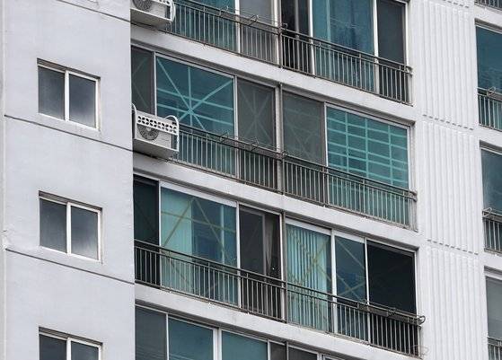 제11호 태풍 힌남노가 북상 중인 4일 부산 해안가 한 아파트 유리창에 x자로 테이프가 붙어 있다. 연합뉴스.