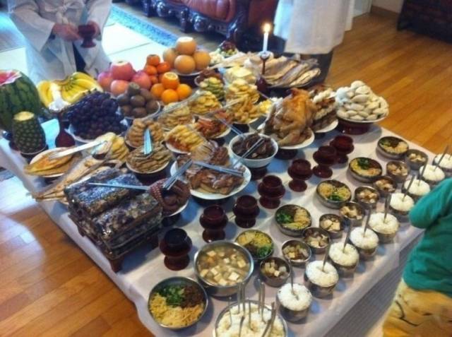 온라인 커뮤니티에서 논란이 된 과도한 명절 제사상. 온라인 커뮤니티 캡처