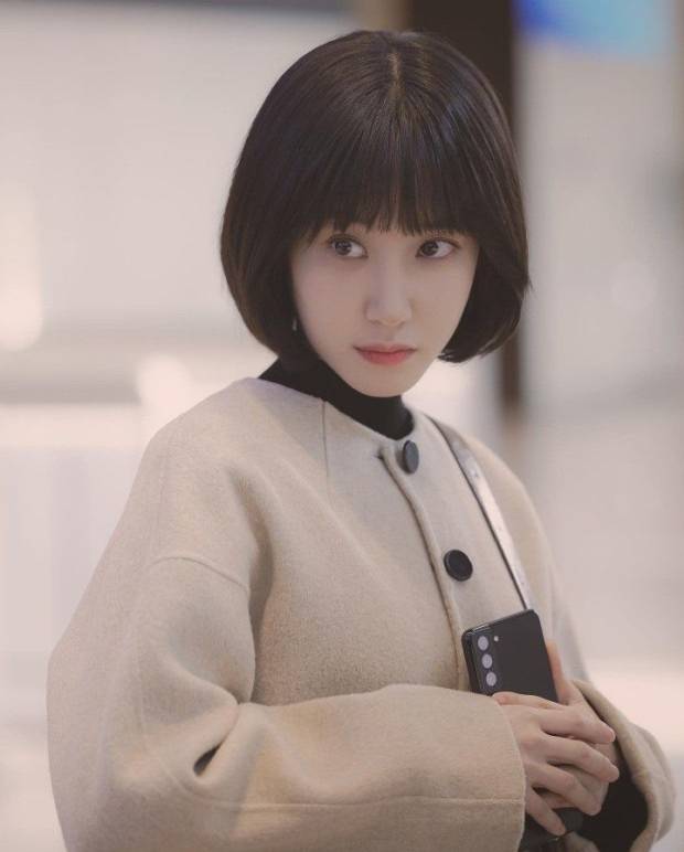 ‘이상한 변호사 우영우’에서 삼성전자 갤럭시S21로 추정되는 제품을 들고 있는 배우 박은빈. [인스타그램 캡처]