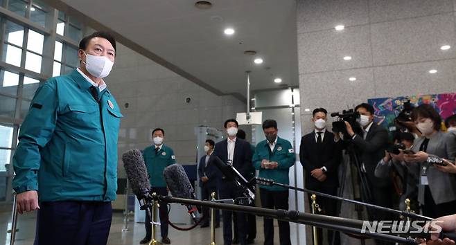 [서울=뉴시스] 홍효식 기자 = 윤석열 대통령이 5일 서울 용산 대통령실 청사로 출근하며 태풍 힌남노 관련 발언을 하고 있다. 2022.09.05. yesphoto@newsis.com