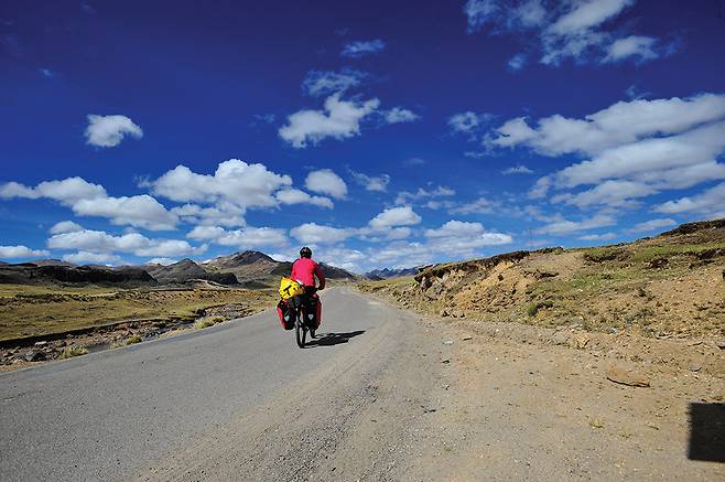 우안카벨리카(3,600m)를 출발해 아브라촌타 고개(4,900m)로 오르는 길.