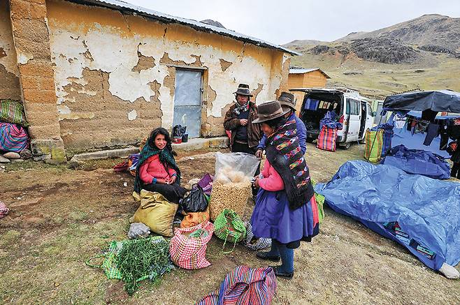 리카파마을로 가는 도중 비를 피하러 들어간 유목민 마을의 노천 시장 풍경
