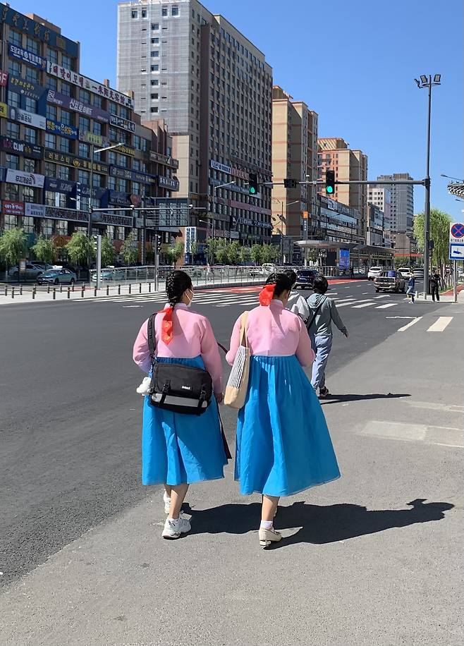 중국 옌볜조선족자치주 주도 옌지 내 ‘핫플레이스’인 옌볜대 주변에서 중국인 여성들이 한복을 입고 나들이를 하고 있다. 최근 이 지역은 중국 젊은이들 사이에서 한국 문화를 간접 체험하는 한류 체험 관광지로 인기를 얻고 있다. 옌지 류지영 특파원