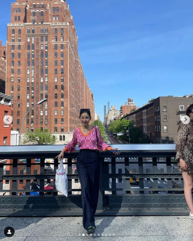 Actor Hwang Seung-eon remembered his trip to New York City in the U.S.Hwang Seung-eon posted several photos on his instagram on the 6th with the article New York City in May.In the open photo, Hwang Seung-eon is wearing a colorful pink top and is showing off his fashionista side.On the other hand, Hwang Seung-eon will appear in the teabing drama New Normal Jean which will be broadcasted on the 10th.Photo: Hwang Seung-eon SNS