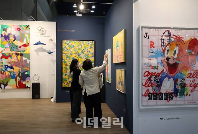 서울 강남구 삼성동 코엑스 ‘키아프 서울’ 전경. 컬렉터와 갤러리스트가 작품에 대해 얘기하고 있다. 지난 2일 개막 직후 한산했던 ‘키아프 서울’에는 시간이 흐르면서 관람객들이 모여들어 열기를 높여갔지만 ‘프리즈서울’에 비해선 여전히 한산해보였다(사진=김태형 기자).