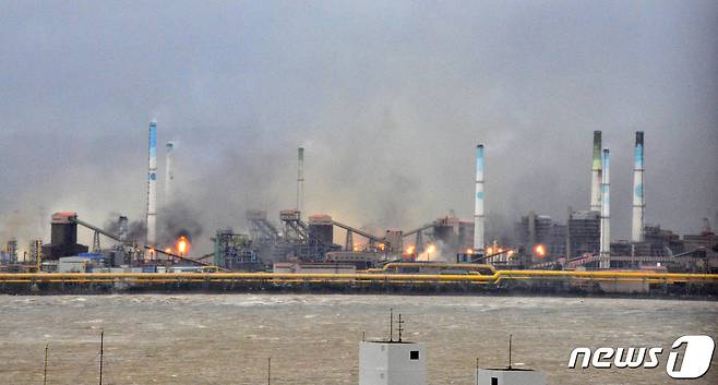 6일 오전 7시30분쯤 포스코 포항제철소 2열연 공장 인근에서 불이 났다. 신고를 받은 소방당국과 포항제철소 자체 소방대가 진화작업을 벌이고 있는 가운데 불길이 치솟고 있다.2022.9.6/뉴스1 ⓒ News1 최창호 기자