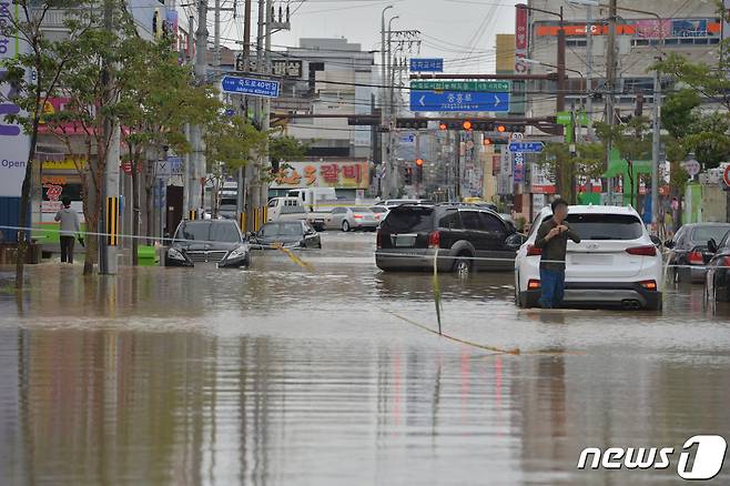 제11호 태풍 힌남노가 쏟아부은 물폭탄에 경북 포항시 전역이 물바다로 변한 6일 오전 죽도동 도로 곳곳에 침수된 차량들이 움직이지 못하고 있다. (사진은 기사 내용과 무관함) 2022.9.6/뉴스1 ⓒ News1 최창호 기자