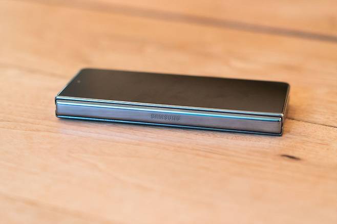 힌지(경첩) 개선을 통해 무게를 줄이고 '휴대'폰으로써 완성도를 높이는 데 집중한 '갤럭시Z 폴드4' /뉴스1