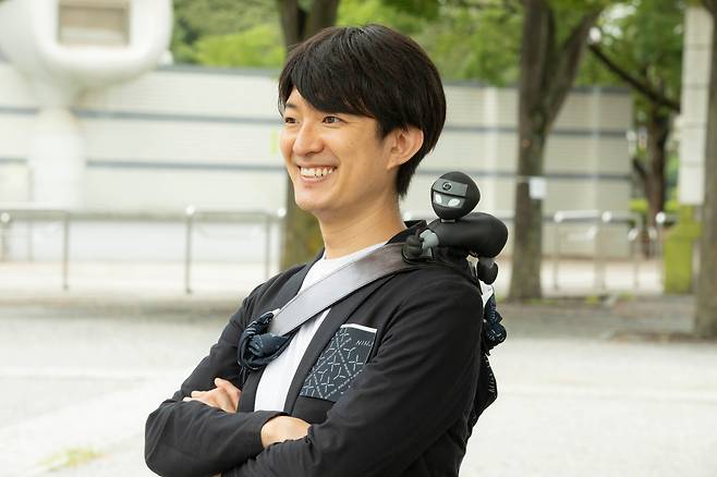 누워서 생활하는 사람이 시각장애인의 눈이 되고, 시각장애인이 누워서 생활하는 사람의 다리가 되는 신체 공유 로봇 '닌닌'.