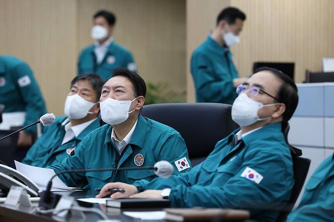 윤석열 대통령이 6일 오전 서울 용산 대통령실 청사 국가위기관리센터에서 태풍 힌남노와 관련해 상황을 점검하는 회의를 주재하고 있다. /대통령실 제공