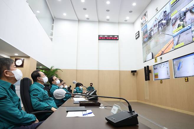 윤석열 대통령이 6일 오전 서울 용산 대통령실 청사 국가위기관리센터에서 태풍 힌남노와 관련해 상황을 점검하는 회의를 주재하고 있다. /대통령실 제공