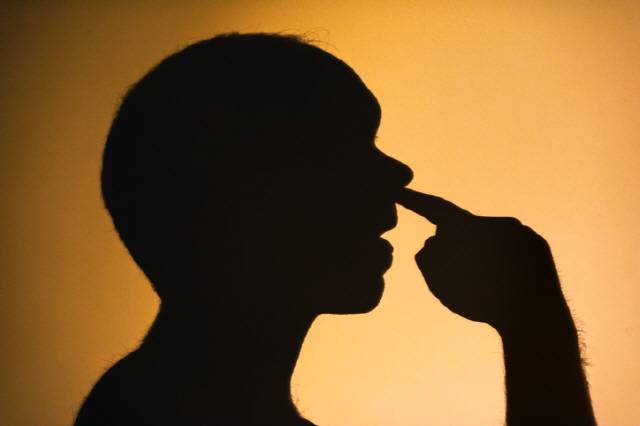 거무스름한 초록색의 마른 코딱지가 자주 생긴다면 위축성 비염일 수 있다./사진=게티이미지뱅크