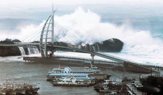 태풍 힌남노가 한반도를 향해 북상 중인 지난 5일 밤 제주도 서귀포항 방파제 뒤로 파도가 솟구치고 있다. 연합뉴스