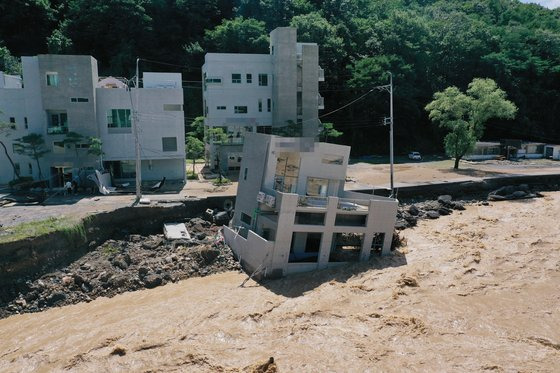 태풍 '힌남노'의 강풍과 폭우 탓에 6일 경북 포항시 남구 오천읍의 한 풀빌라가 물에 떠내려가 있다. 연합뉴스