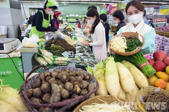 6일(화) 서울시 서초구에 위치한 농협 하나로마트 양재점에서 모델이 농협하나로마트에서 살 맛나는 가격으로 판매하는 국내산 나물과 함께 차례상 농산물을 소개하고 있다.