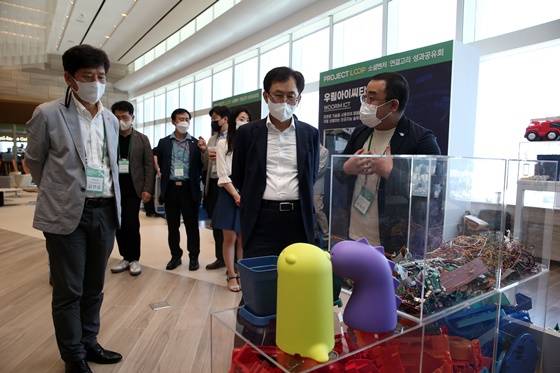 롯데케미칼 김교현 대표이사 부회장이 코끼리공장 부스를 살펴보고 있다./사진=롯데케미칼