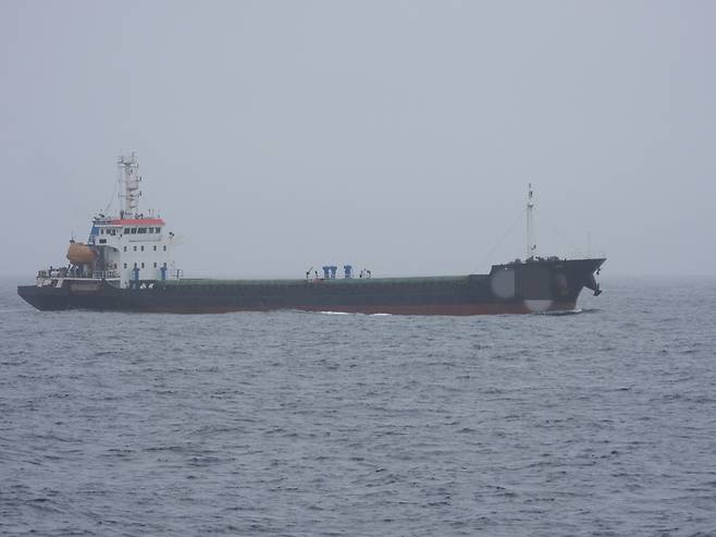 5일 오후 파나마 국적의 화물선이 동해 묵호 북동방 10해리에서 남하하고 있다. (사진=동해지방해양경찰청 제공) *재판매 및 DB 금지