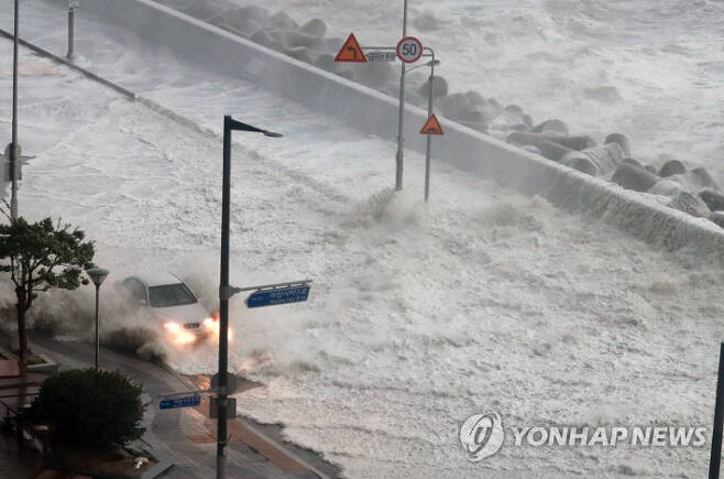 제11호 태풍 힌남노가 상륙한 6일 오전 파도가 부산 해운대구 마린시티를 덮치고 있다. 연합뉴스