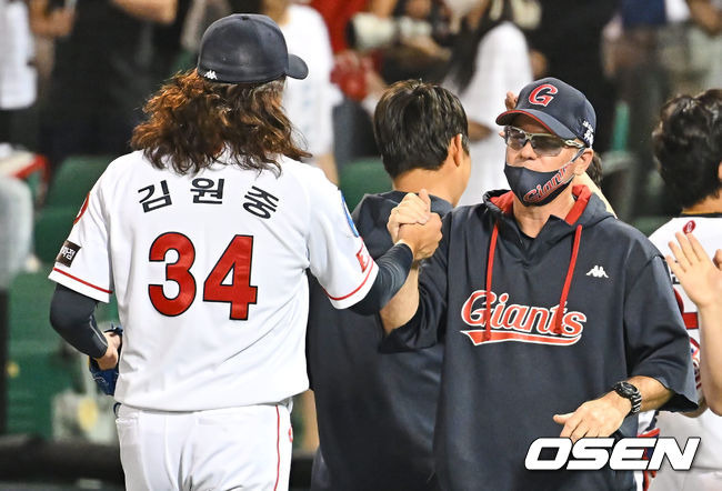 [OSEN=울산, 이석우 기자]롯데 자이언츠 래리 서튼 감독이 KIA 타이거즈에 6-3으로 승리한 후 김원중과 기쁨을 나누고 있다. 2022.09.06 / foto0307@osen.co.kr