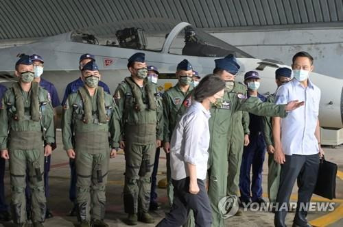 공군부대 시찰하는 차이잉원 대만 총통     (펑후제도 AFP=연합뉴스) 차이잉원 대만 총통(가운데)이 지난달 30일(현지시간) 펑후 제도의 공군 부대를 시찰하고 있다. 2022.08.30
    ddy04002@yna.co.kr