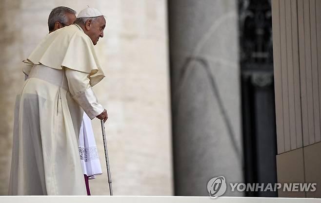지팡이에 의지해 걸어가는 프란치스코 교황  [EPA=연합뉴스 자료사진. 재판매 및 DB 금지]