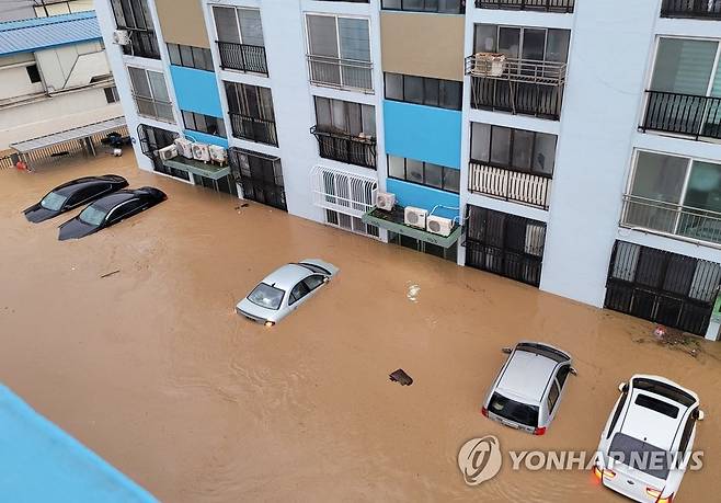 포항시 남구 주택가 침수 (포항=연합뉴스) 태풍 힌남노의 영향으로 6일 오전 경북 포항시 남구 한 주택가가 침수됐다. 2022.9.6 [독자 제공. 재판매 및 DB금지] photo@yna.co.kr
