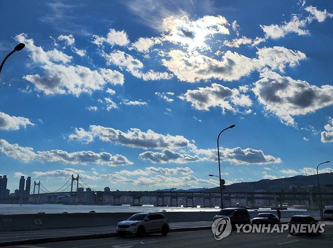 마린시티 그림 같은 하늘 (부산=연합뉴스) 손형주 기자 = 6일 오후 부산 해운대구 마린시티에 태풍 힌남노가 물러가고 파란 하늘이 펼쳐져 있다. 2022.9.6 handbrother@yna.co.kr