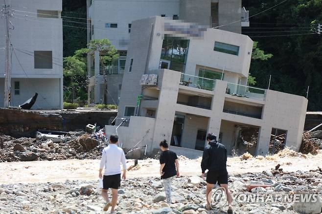 태풍의 위력…물에 떠내려간 풀빌라 (포항=연합뉴스) 김현태 기자 = 태풍 '힌남노'의 강풍과 폭우 탓에 6일 경북 포항시 남구 오천읍의 한 풀빌라가 물에 떠내려가 있다. 2022.9.6 mtkht@yna.co.kr
