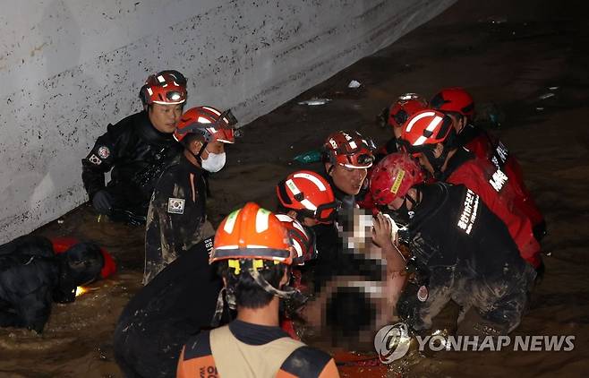 포항 지하주차장서 여성 생존자 1명 추가 구조 (포항=연합뉴스) 이지은 기자 = 6일 저녁 태풍 '힌남노'의 폭우로 잠긴 경북 포항시 남구의 한 아파트 지하 주차장에서 소방·군 관계자들이 실종된 주민을 구조하고 있다. 2022.9.6 jieunlee@yna.co.kr