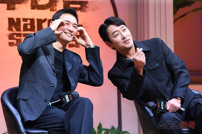 넷플릭스 시리즈 '수리남'(감독 윤종빈) 제작발표회에 참석한 황정민, 하정우. ⓒ이혜영 기자 lhy@hankooki.com