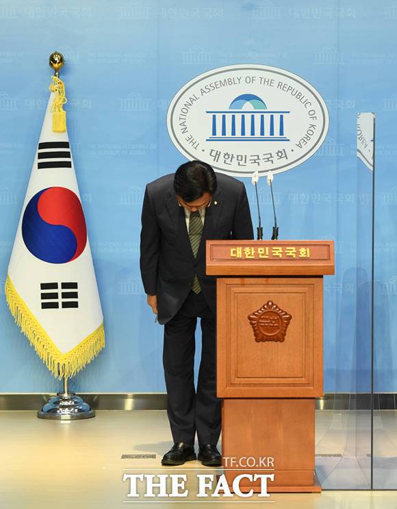 국민의힘 비상대책위원장직을 수락한 정진석 국회 부의장이 7일 오후 서울 여의도 국회 소통관에서 기자회견을 마친 뒤 고개 숙여 인사하고 있다.